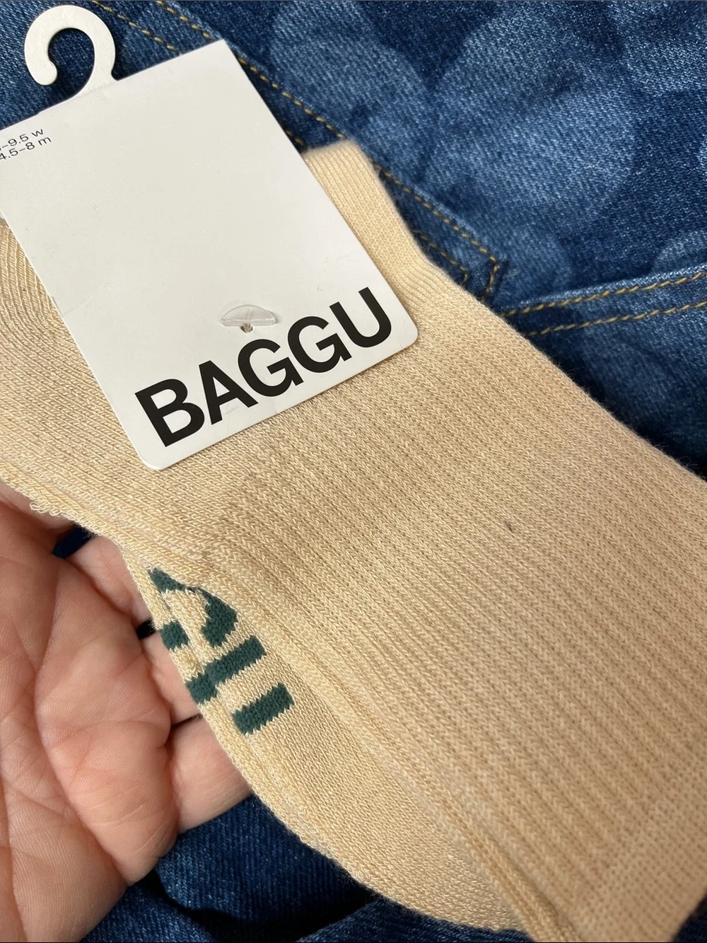 BAGGU Cream Crew Socks with Contrast Logo - Picture 4 of 4